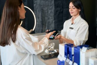 Salle de soins esthétiques avec équipements modernes et ambiance relaxante