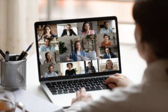 Réunions d'équipe en visioconférence avec des outils performants