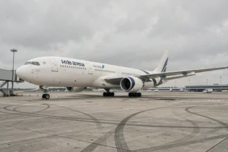Airbus A330-200 stationné à l'aéroport vue depuis le tarmac, montrant le fuselage complet et les moteurs