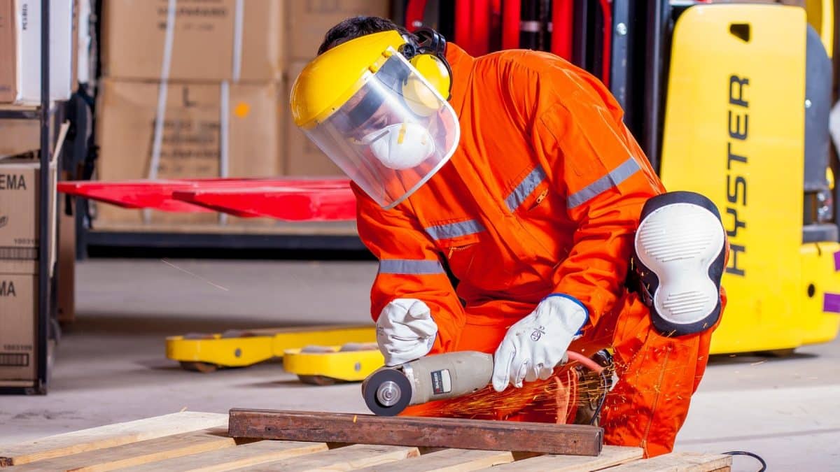 Comment bien choisir son vêtement de travail ?