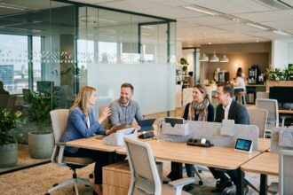 Groupe de professionnels en réunion dans un bureau moderne