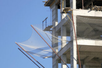 Sécurité des travaux en toiture : quelles protections contre les chutes de hauteur ?
